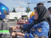 Bunda Eva Bagikan 10 Ribu Kotak Kue Lebaran Kepada Warga