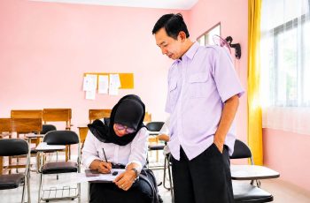 Tak Pernah Terlambat Bermimpi, Perjuangan Lilik Menjemput Pendidikan di Tengah Lelah